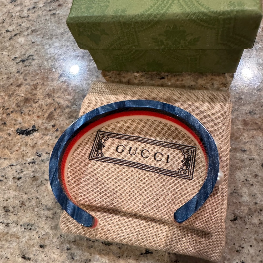 *SOLD* Gucci Bee & Pearl Resin Cuff Size L - Picture 6 of 9